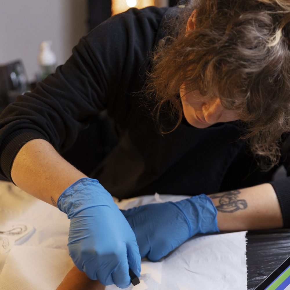 high-angle-tattoo-artist-wearing-gloves (1)